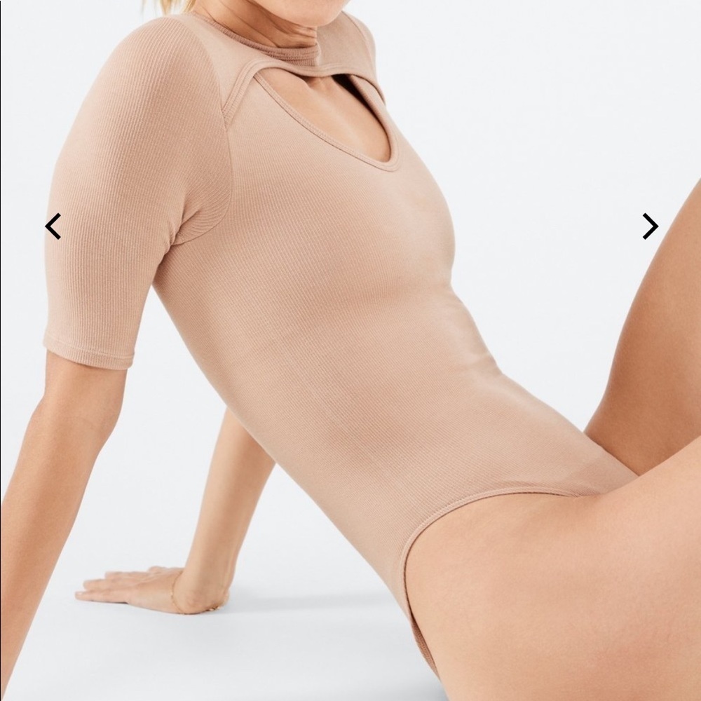 NWT fabletics Finley cutout seamless bodysuit sz medium desert beige